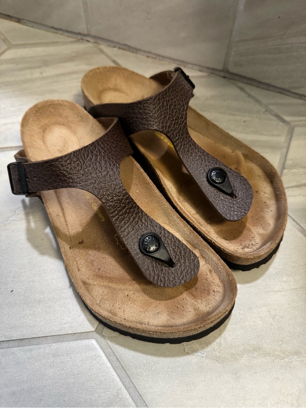 Birkenstock Gizeh Brown Sandals - Picture 2 of 7